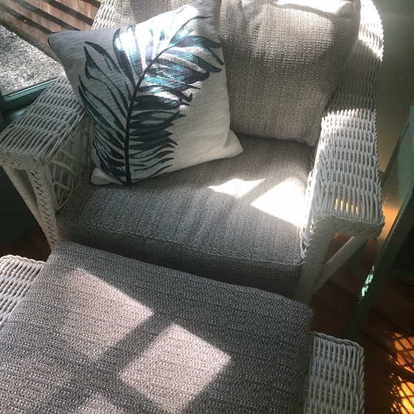 EUC Allen & Roth 100% Cotton 18”’x 18” Palm Leaf Decorative Pillows - Set of 2 - Picture 4 of 6